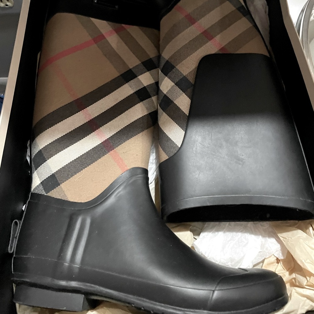 Burberry boots size 40